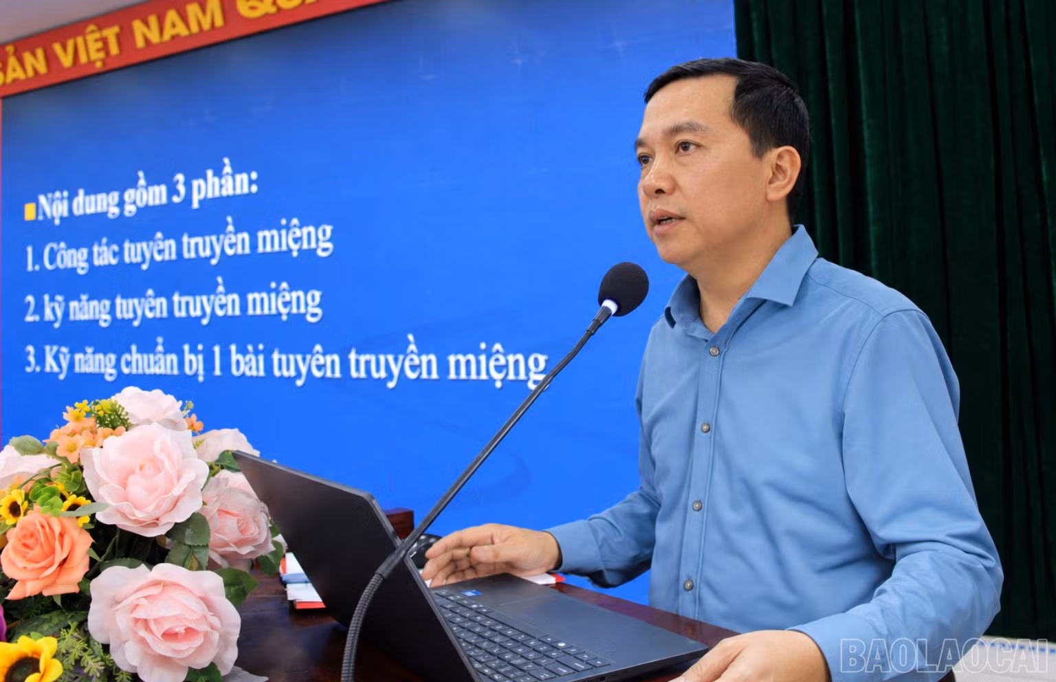 Đồng chí Nguyễn Đức Phương - Phó Trưởng Ban Xây dựng Đảng, Đảng ủy UBND tỉnh truyền đạt các nội dung tập huấn.