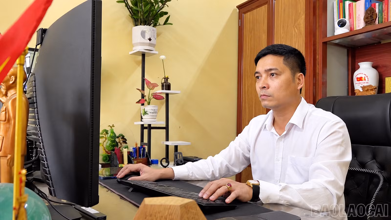 baolaocai-br_nhan-vien-tap-trung-ben-ban-lam-viec.png