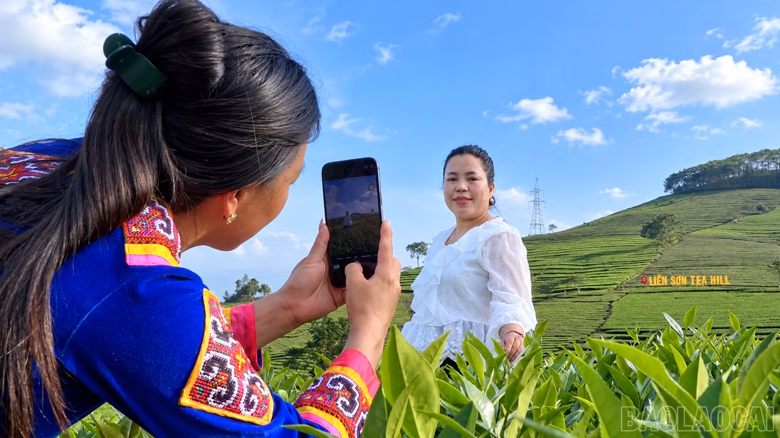 baolaocai-br_chup-anh-giua-doi-che-lien-son-1.png