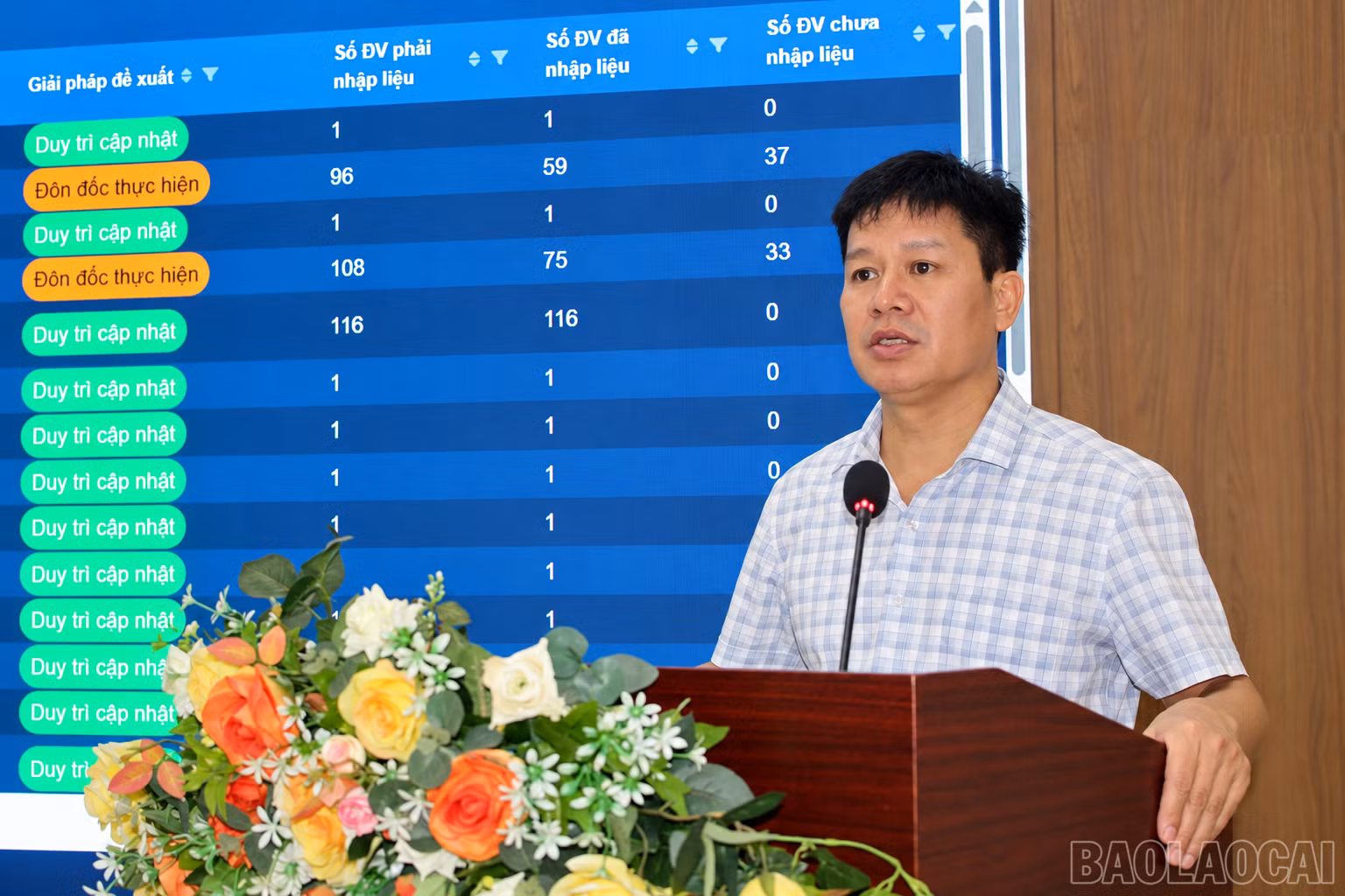 baolaocai-br_thuyet-trinh-ben-bang-du-lieu-xanh.png