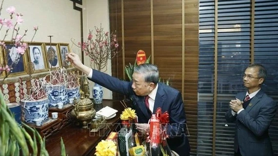 Tổng Bí thư thắp hương tưởng nhớ các đồng chí nguyên lãnh đạo Đảng, Nhà nước