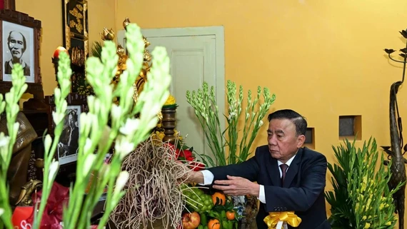 Thường trực Ban Bí thư Trần Cẩm Tú dâng hương tưởng niệm Chủ tịch Hồ Chí Minh tại Nhà 67