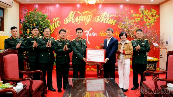 Phó Chủ tịch UBND tỉnh Ngô Hạnh Phúc thăm, tặng quà một số đơn vị làm nhiệm vụ trực Tết