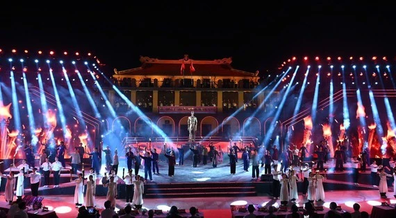 Lãnh đạo Đảng, Nhà nước dự cầu truyền hình kỷ niệm 85 năm Ngày Bác Hồ về nước trực tiếp lãnh đạo cách mạng Việt Nam