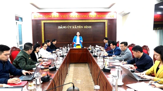 Phó Bí thư Tỉnh ủy Giàng Thị Dung kiểm tra, giám sát công tác bầu cử tại xã Yên Bình