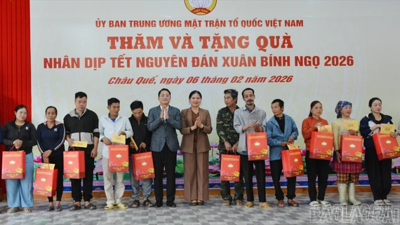 Phó Chủ tịch - Tổng Thư ký Ủy ban Trung ương MTTQ Việt Nam Hà Thị Nga thăm, tặng quà Tết tại xã Châu Quế