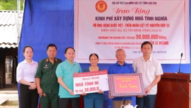 Trao kinh phí xây nhà tình nghĩa cho thân nhân liệt sỹ tại xã Yên Bình