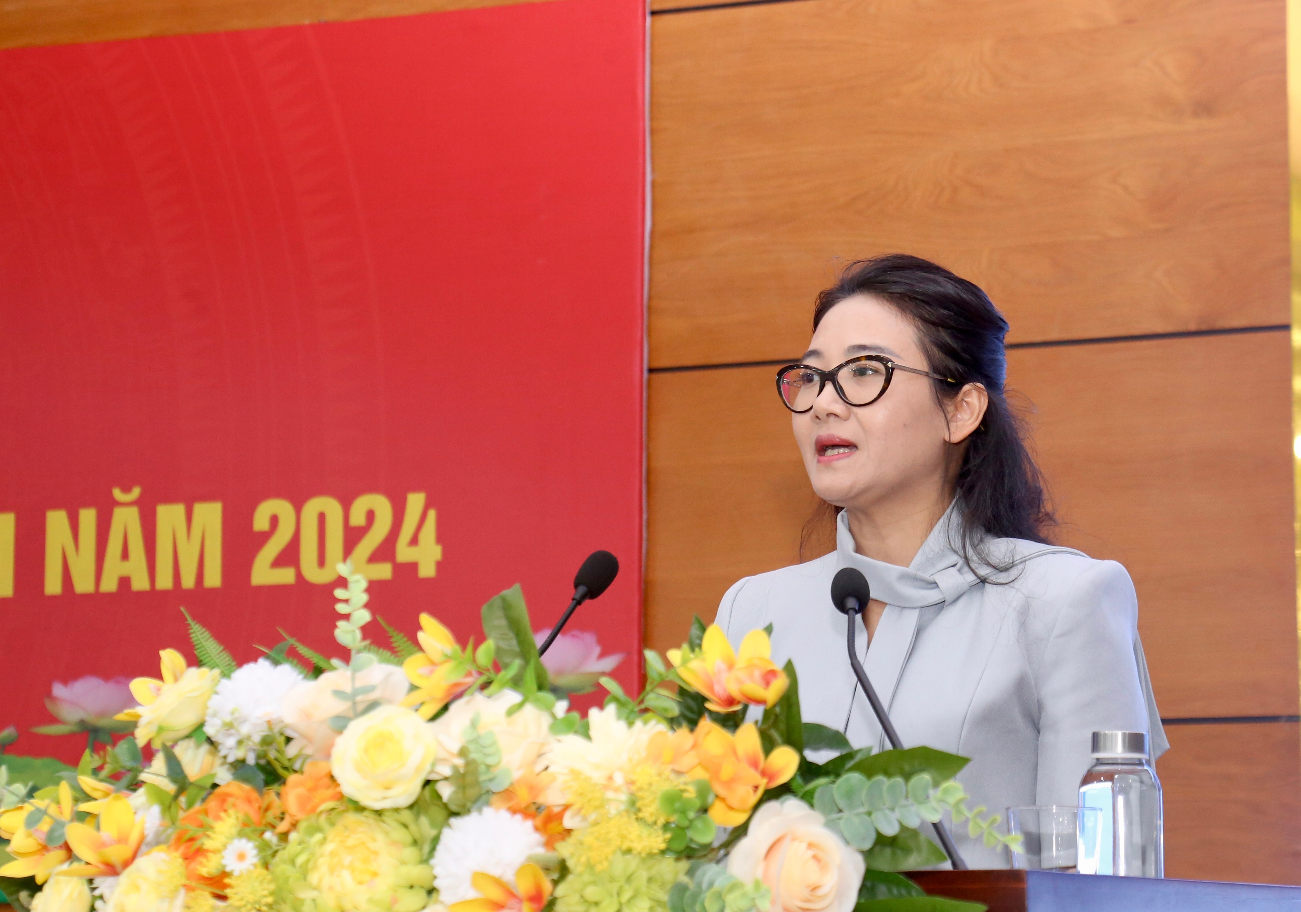 Giảng viên lớp tập huấn là bà Đỗ Thị Kim Dung, Phó Trưởng Ban Điều phối viện trợ nhân dân (PACOM), Liên hiệp các tổ chức hữu nghị Việt Nam. img-9458.jpg