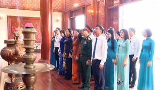 Đoàn đại biểu MTTQ Việt Nam tỉnh Lào Cai dâng hương tưởng niệm Chủ tịch Hồ Chí Minh và viếng nghĩa trang liệt sĩ 