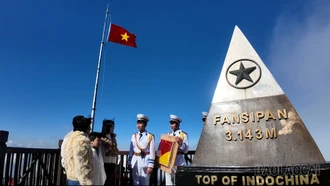 Quốc kỳ tung bay trên đỉnh Fansipan