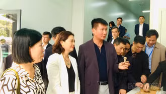 Đoàn đại biểu tỉnh Lào Cai tham quan một số mô hình phát triển kinh tế và dự khai mạc Lễ hội Tam thất Văn Sơn lần thứ XI