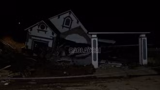 Sạt lở taluy làm sập đổ hoàn toàn 2 nhà dân khiến 2 người chết và 3 người bị thương