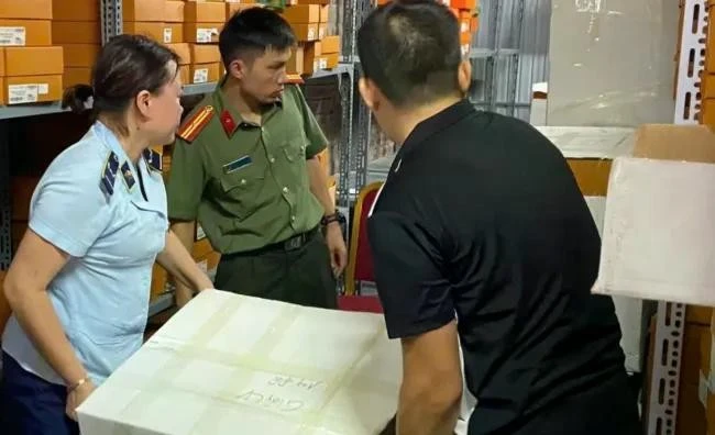 Đội Quản lý thị trường phối hợp với Phòng PA05 tiến hành kiểm tra cửa hàng BINLI.