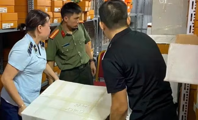 Đội Quản lý thị trường phối hợp với Phòng PA05 tiến hành kiểm tra cửa hàng BINLI.