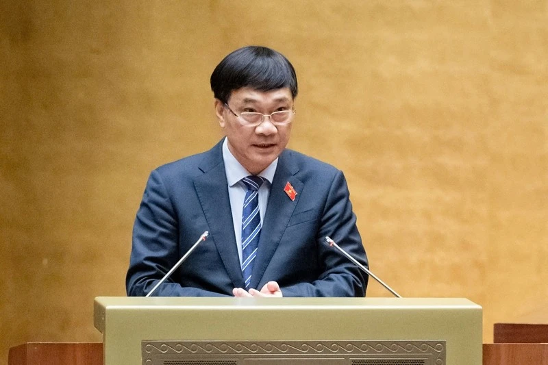 Chủ nhiệm Ủy ban Kinh tế, Phó Trưởng Đoàn giám sát của Quốc hội Vũ Hồng Thanh báo cáo kết quả giám sát chuyên đề “Việc thực hiện chính sách, pháp luật về quản lý thị trường bất động sản và phát triển nhà ở xã hội từ năm 2015 đến hết năm 2023” trước Quốc hội. Ảnh: QH
