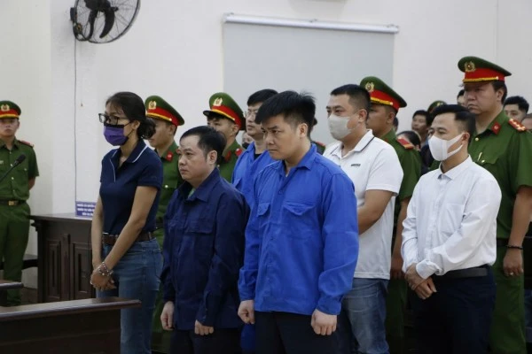 Các bị cáo nghe tuyên án.