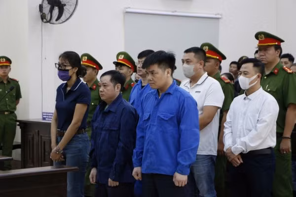 Các bị cáo nghe tuyên án.