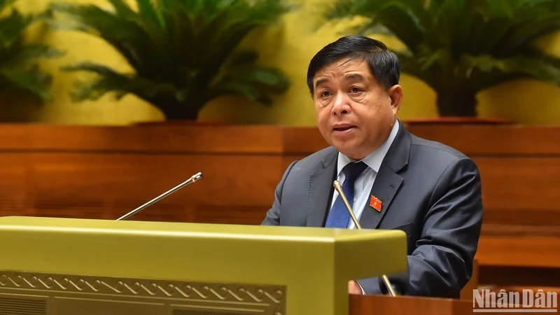 Bộ trưởng Kế hoạch và Đầu tư Nguyễn Chí Dũng trình bày Tờ trình tóm tắt dự án Luật.