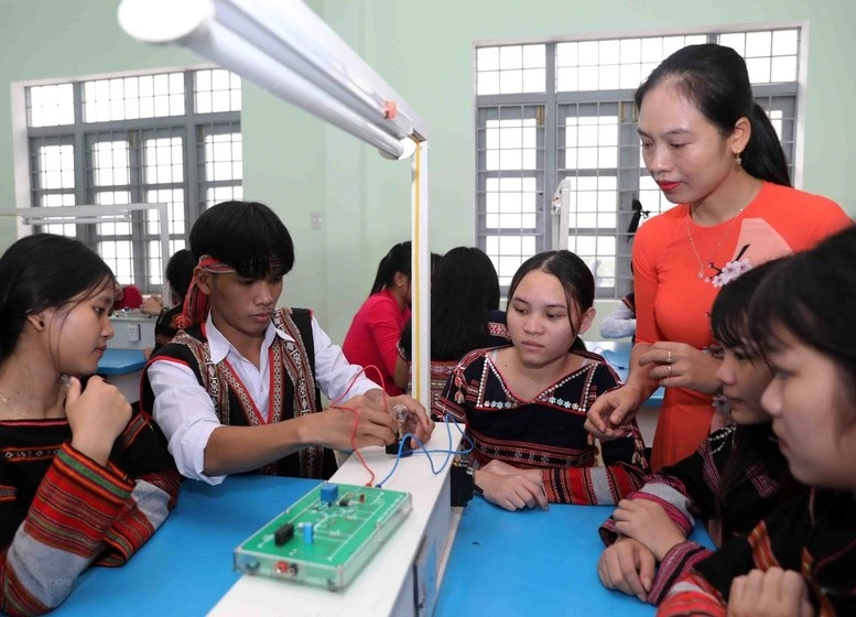 Đào tạo, phát triển nguồn nhân lực phù hợp cho vùng dân tộc thiểu số và miền núi.