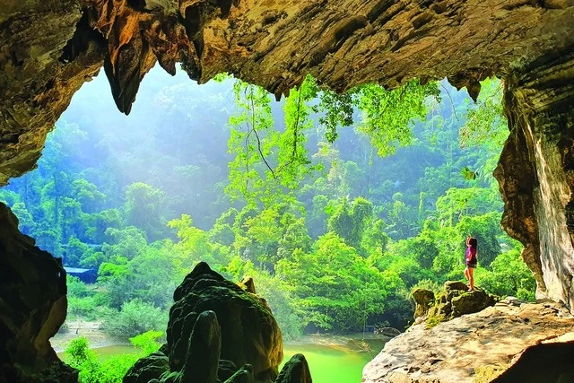 Tour du lịch khám phá hang động Tú Làn.