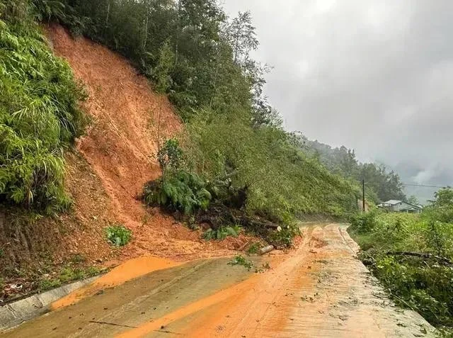 Một số tuyến đường trên địa bàn huyện Nguyên Bình sạt lở, khó khăn cho các phương tiện tham gia giao thông. (Ảnh: baocaobang.vn)