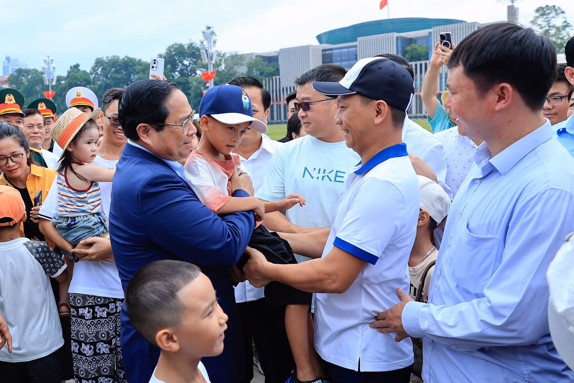 Thủ tướng trò chuyện với du khách thăm Lăng Chủ tịch Hồ Chí Minh