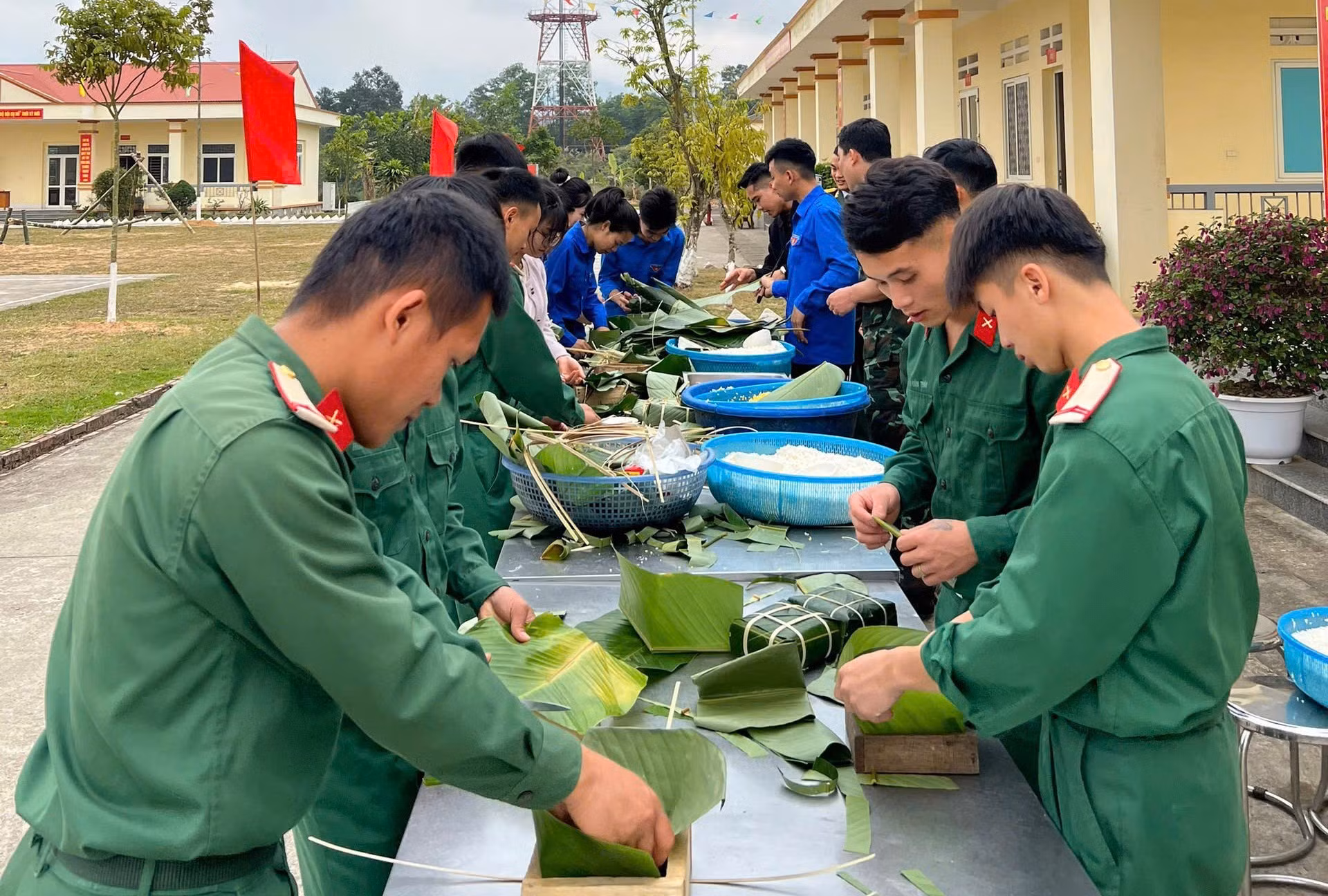 can-bo-chien-sy-dai-doi-trinh-sat-co-gioi-cung-chi-doan-thanh-nien-ket-nghia-goi-banh-chung.jpg