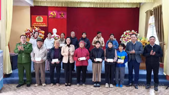 Đảng ủy Các cơ quan Đảng tỉnh thăm, tặng quà Tết cho Nhân dân xã Đông Cuông