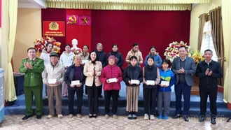 Đảng ủy Các cơ quan Đảng tỉnh thăm, tặng quà Tết cho Nhân dân xã Đông Cuông