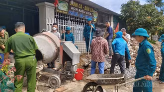 Hơn 100 cán bộ, người dân xã Gia Hội chung tay hỗ trợ hộ dân bị thiệt hại sau thiên tai 