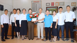 Công đoàn phường Nghĩa Lộ thăm, tặng quà các doanh nghiệp nhân Ngày Doanh nhân Việt Nam