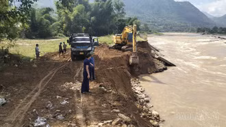 Phường Cầu Thia chủ động gia cố bờ kè, đảm bảo an toàn trước hoàn lưu bão số 11 