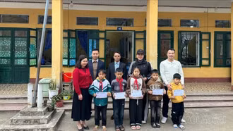 70 suất quà được Công đoàn phường Nghĩa Lộ cùng các nhà hảo tâm trao cho học sinh Trường Mầm non, Tiểu học và Trung học cơ sở Suối Giàng trước thềm năm mới.