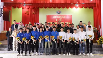 Xã Liên Sơn kết nạp 10 đảng viên mới là tân binh nhập ngũ năm 2026