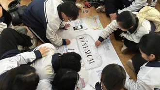 Học sinh đang lập nhóm chuẩn bị kiến thức cho tiết học lịch sử tại trường.