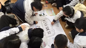 Học sinh đang lập nhóm chuẩn bị kiến thức cho tiết học lịch sử tại trường.