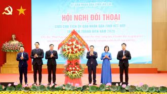 Chủ tịch UBND tỉnh Lào Cai Nguyễn Tuấn Anh đối thoại với thanh niên