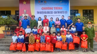 95 suất quà được tuổi trẻ xã Liên Sơn trao trong chương trình Tình nguyện mùa đông