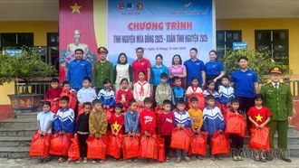 95 suất quà được tuổi trẻ xã Liên Sơn trao trong chương trình Tình nguyện mùa đông