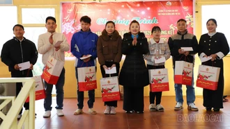 Nghĩa Lộ: Gần 70 suất quà Tết đến với người lao động