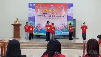 Ấm áp chương trình “Vòng tay nhân ái – Mừng đất nước 80 mùa hoa”