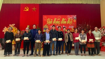 Xã Mỏ Vàng vận động được gần 1 tỷ đồng quà Tết trao tặng hộ nghèo, hộ cận nghèo