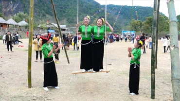 Dịp đầu xuân mới, khu dân cư bản Hốc tổ chức nhiều hoạt động văn hóa, văn nghệ thu hút du khách đến tham quan, trải nghiệm.