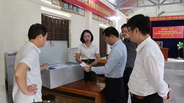 Kiểm tra công tác bầu cử ở các địa phương