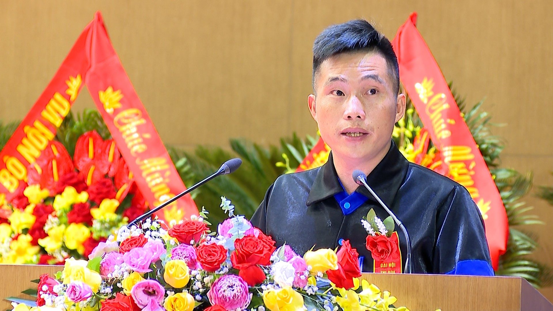 Anh Sùng A Dê (xã Văn Chấn) là điển hình đổi mới tư duy, gương mẫu đi đầu trong vận động phát triển kinh tế, góp phần cải thiện đời sống Nhân dân. tang-bang-khen-4.jpg
