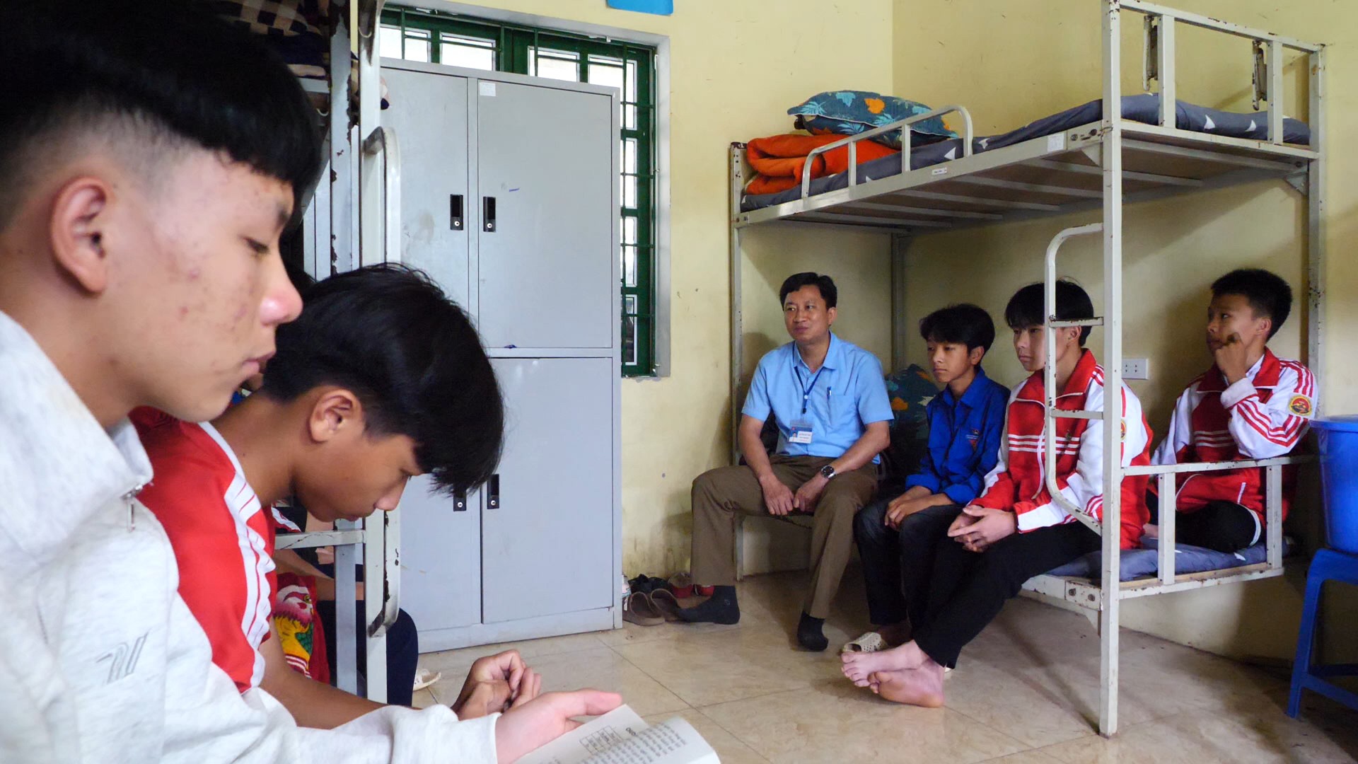 Nhà trường tuyên truyền cho học sinh trước kì nghỉ hè, vận động các em không nghe theo lời dụ dỗ của các đối tượng lạ qua mạng xã hội. Ảnh: Phạm Dương tuyen-truyen.jpg