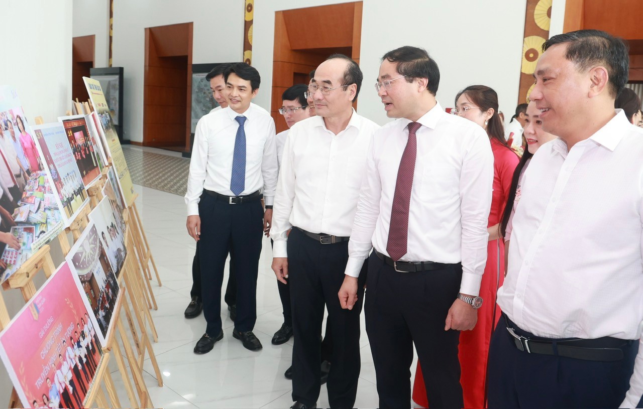 Các đồng chí lãnh đạo tỉnh tham quan khu trưng bày ảnh báo chí. z6714790767295-bae032ed4b65cec4cea7e6a4b9208eb7.jpg