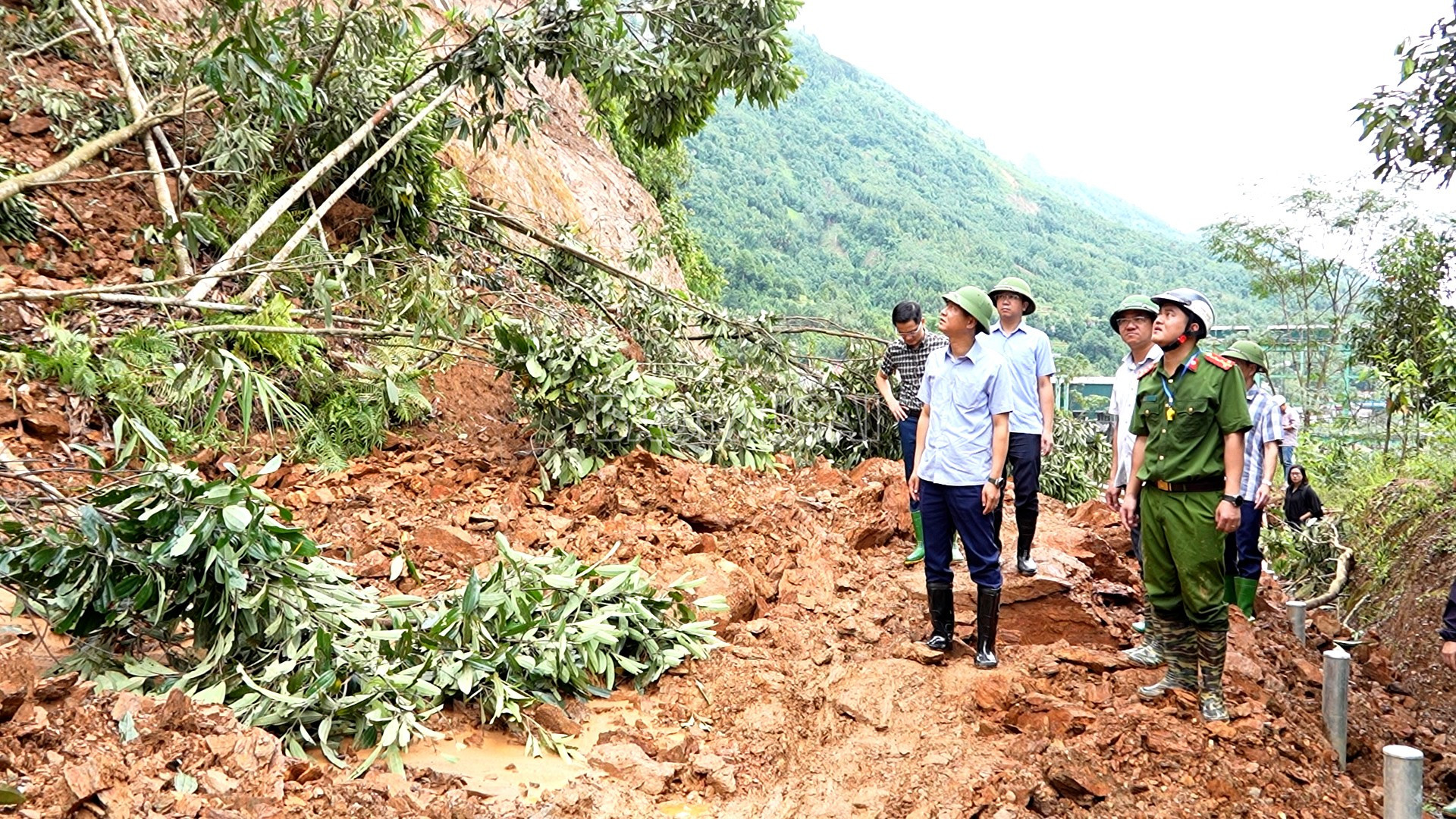 Phó Chủ tịch Thường trực UBND tỉnh Nguyễn Thế Phước kiểm tra vị trí bị sạt lở tại xã Mỏ Vàng.( Ảnh: Tuấn Anh) Phó Chủ tịch Thường trực UBND tỉnh Nguyễn Thế Phước kiểm tra vị trí bị sạt lở tại xã Mỏ Vàng.( Ảnh: Tuấn Anh)