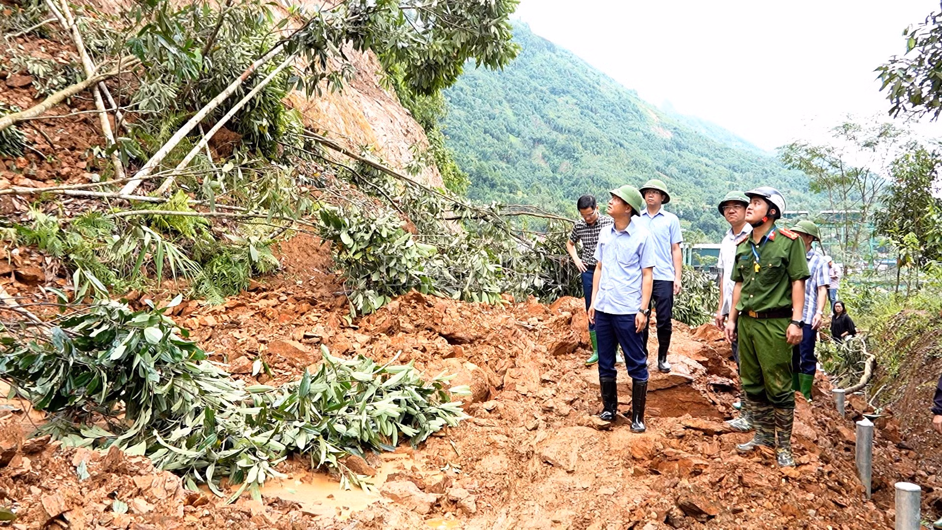 Phó Chủ tịch Thường trực UBND tỉnh Nguyễn Thế Phước kiểm tra vị trí bị sạt lở tại xã Mỏ Vàng.( Ảnh: Tuấn Anh)