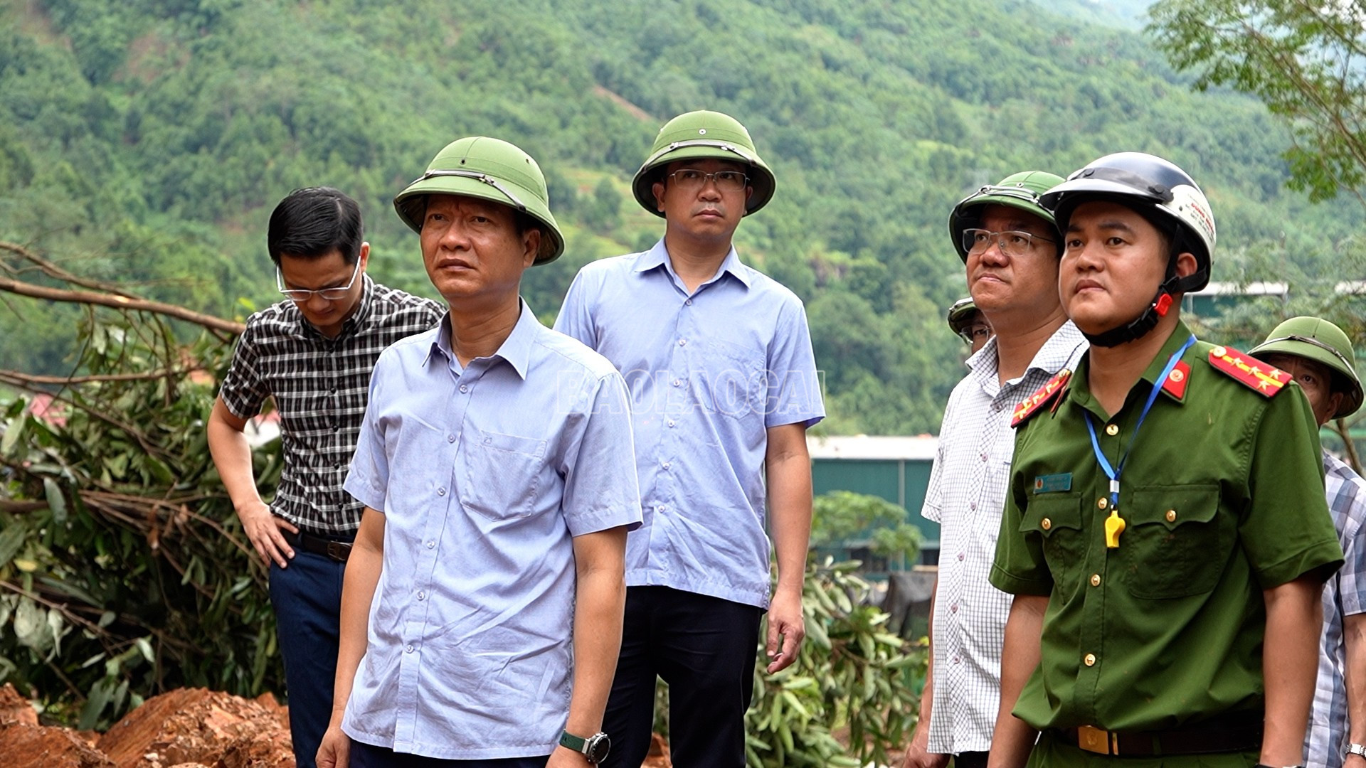 Đồng chí Phó Chủ tịch Thường trực UBND tỉnh đề nghị xã di dời các hộ dân trong khu vực có nguy cơ sạt lở cao đến nơi ở an toàn. ( Ảnh: Tuấn Anh) Đồng chí Phó Chủ tịch Thường trực UBND tỉnh đề nghị xã di dời các hộ dân trong khu vực có nguy cơ sạt lở cao đến nơi ở an toàn. ( Ảnh: Tuấn Anh)
